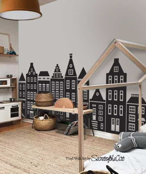 Kamar Tidur Anak dengan Hiasan Dinding Lukisan Belanda